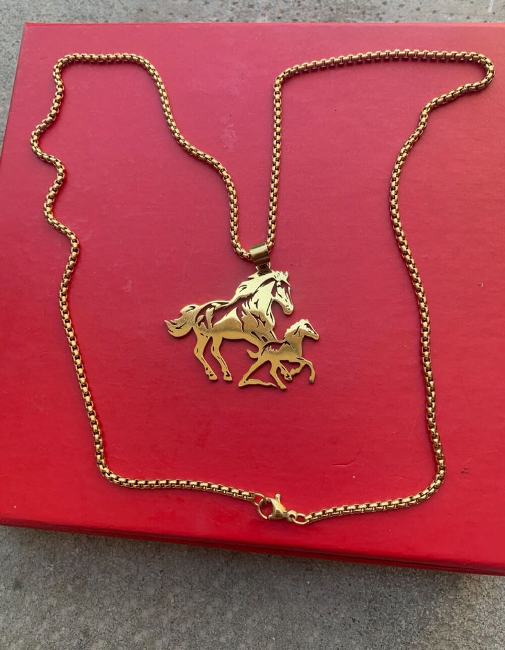 Collier pendentif chevaux Bijoux et montres
