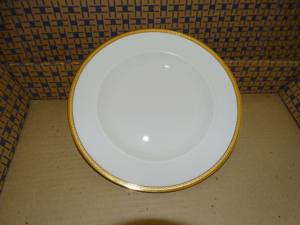 SERVICE DE TABLE EN PORCELAINE DE LIUMOGE AVEC LISERET OR Cuisine