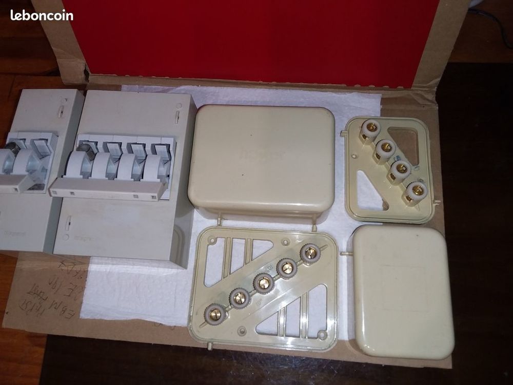 LOT de 2 COUPES CIRCUITS + 2 B de D&eacute;rivation Bricolage