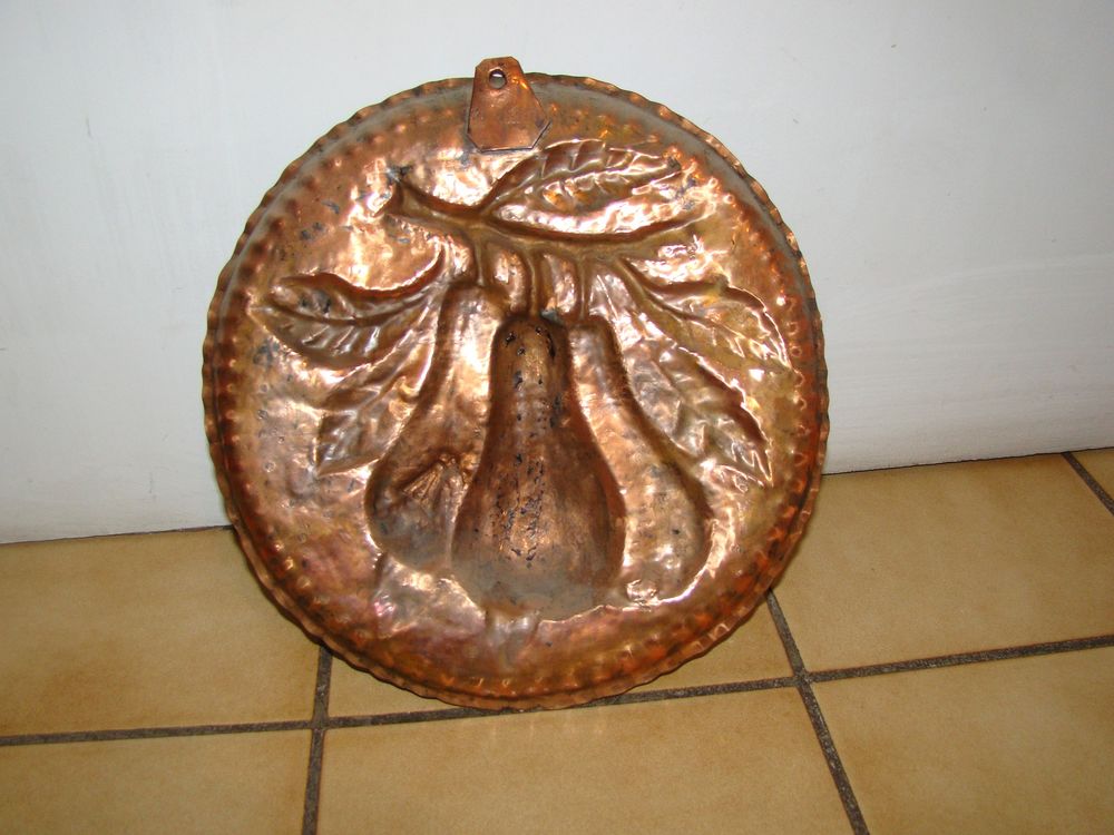 Plat ancien en cuivre repouss&eacute; - ann&eacute;es 1930 / 1940 Décoration
