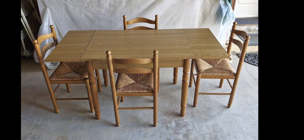Table bois avec 2 rallonges + 4 chaises bois paill&eacute;es 
Meubles
