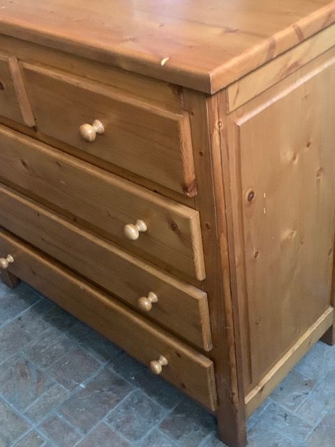 Commode en pin 5 tiroirs. 30 Nice (06)