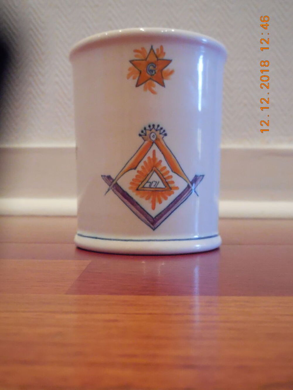Plateau fa&iuml;ence Moustiers Sainte et Mug d&eacute;cor " Ma&ccedil;onnique" Décoration