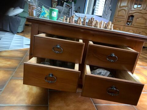 Table de salon couleur Miel le dessus repr�sente un  jeux �c 85 Martign�-Ferchaud (35)