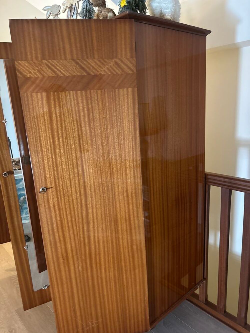 Armoire, trois portes avec tiroir et miroir Meubles
