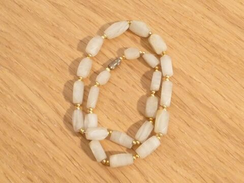 Collier en Pierre Beige et Petites Perles Dor�es- Neuf 20 Paris 15 (75)