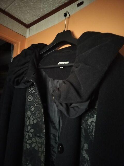 Manteau lgant noir avec grand col fronc 30 Bouffmont (95)