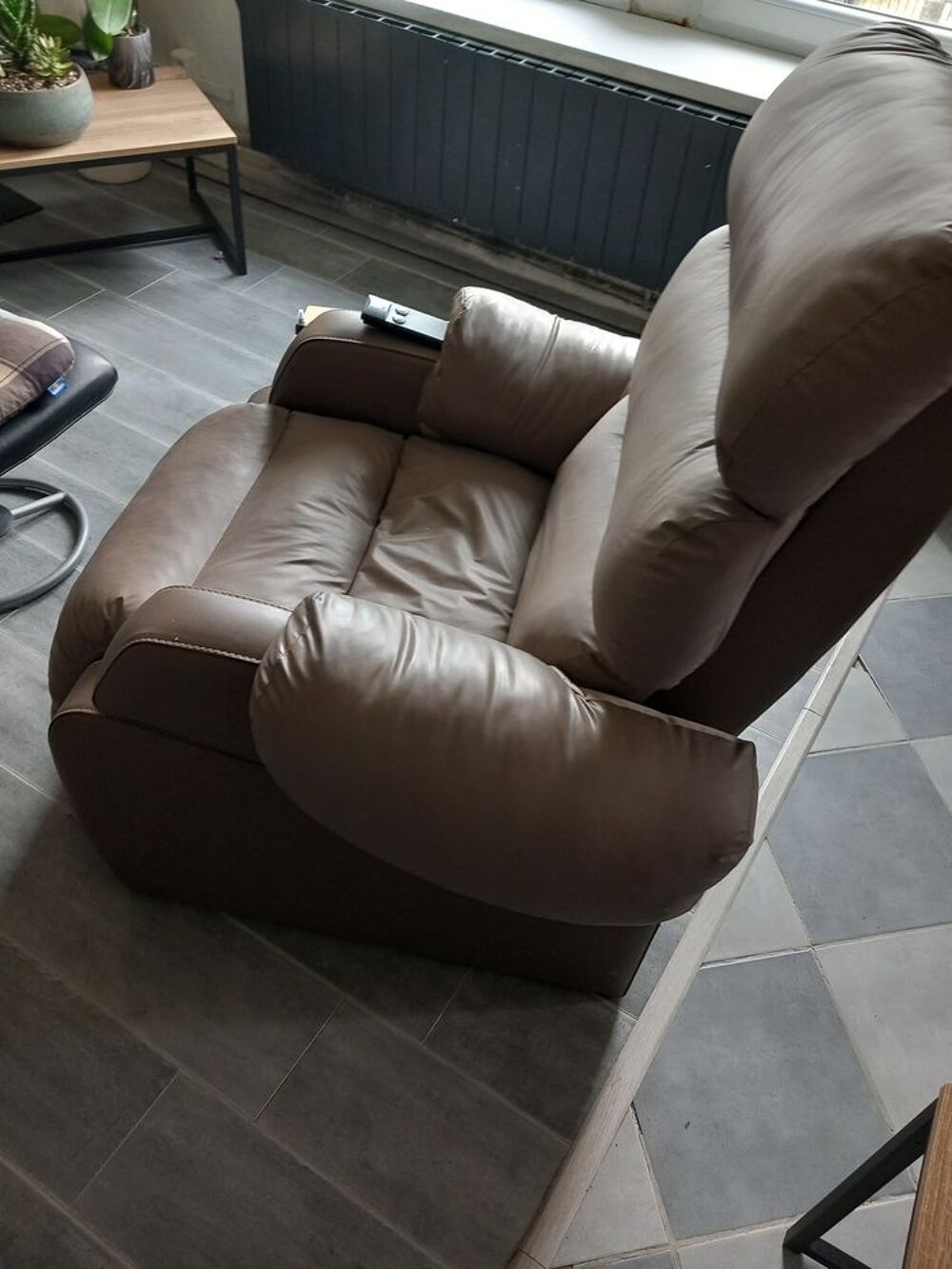 Fauteuil relaxant &eacute;lectrique en cuir Meubles