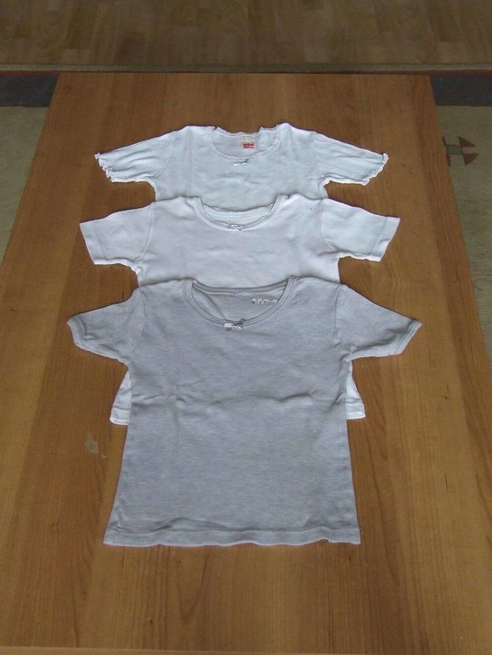 Lot 23, 3 tee-shirts manches courtes, 2 blancs 1 gris Vêtements enfants