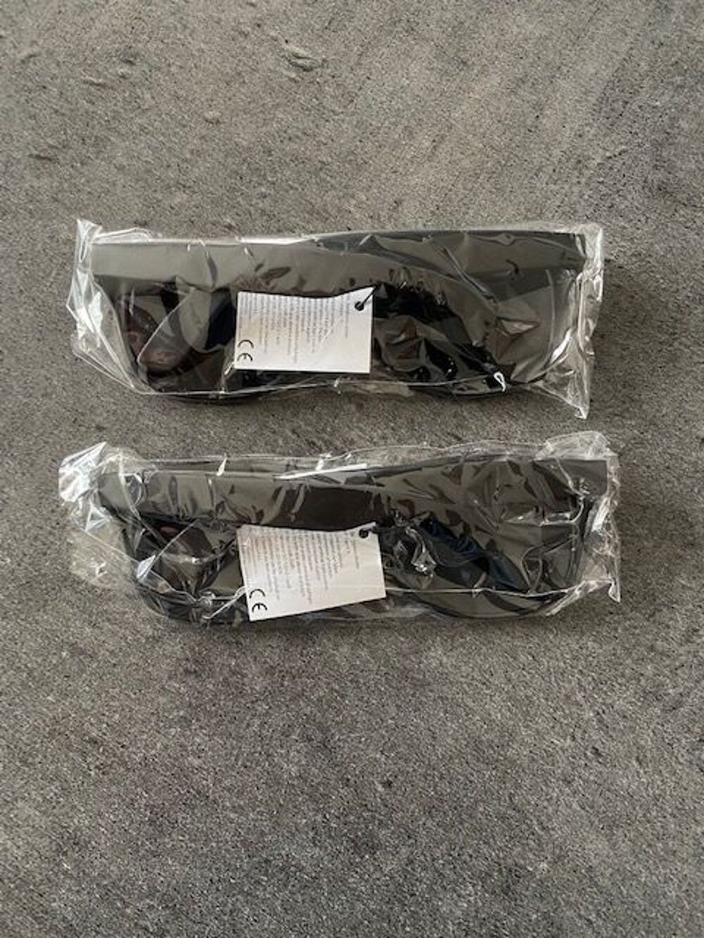 2 paires de lunettes de soleil noires neuves Bijoux et montres