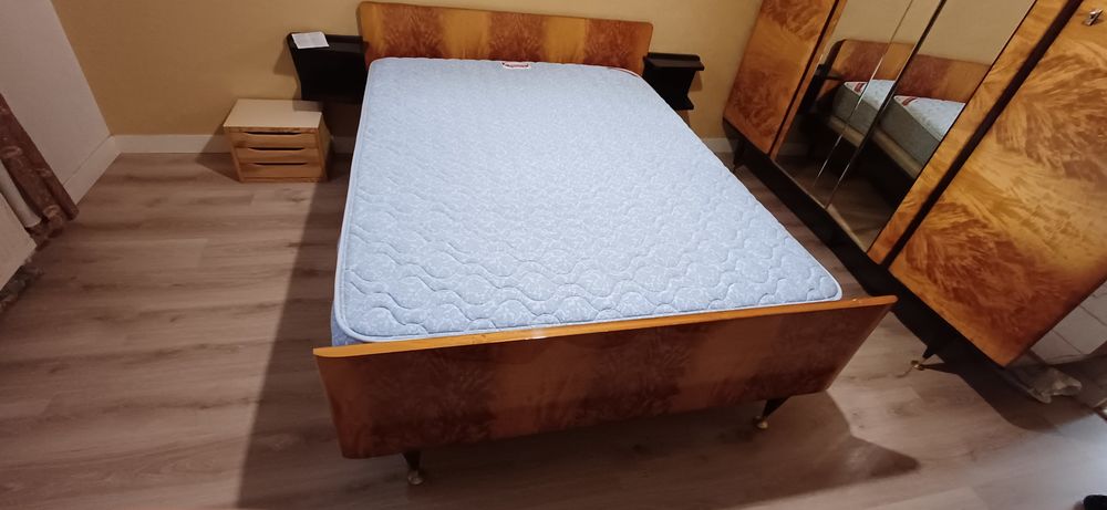 Lit et chevets 197 x 140 x 78 &agrave; la t&ecirc;te de lit Meubles