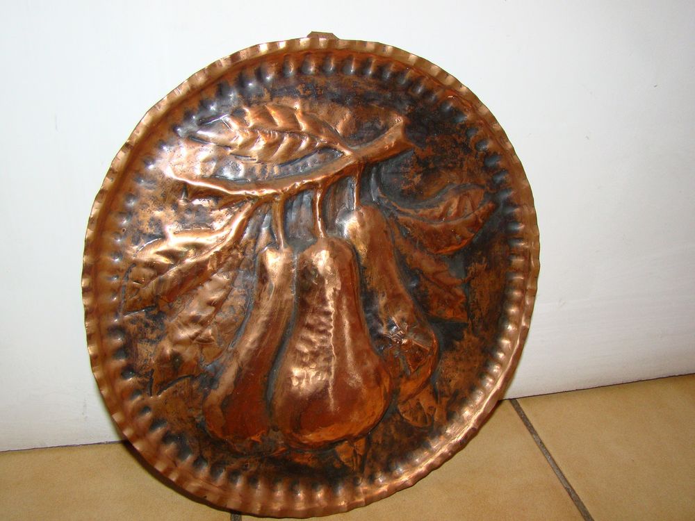 Plat ancien en cuivre repouss&eacute; - ann&eacute;es 1930 / 1940 Décoration