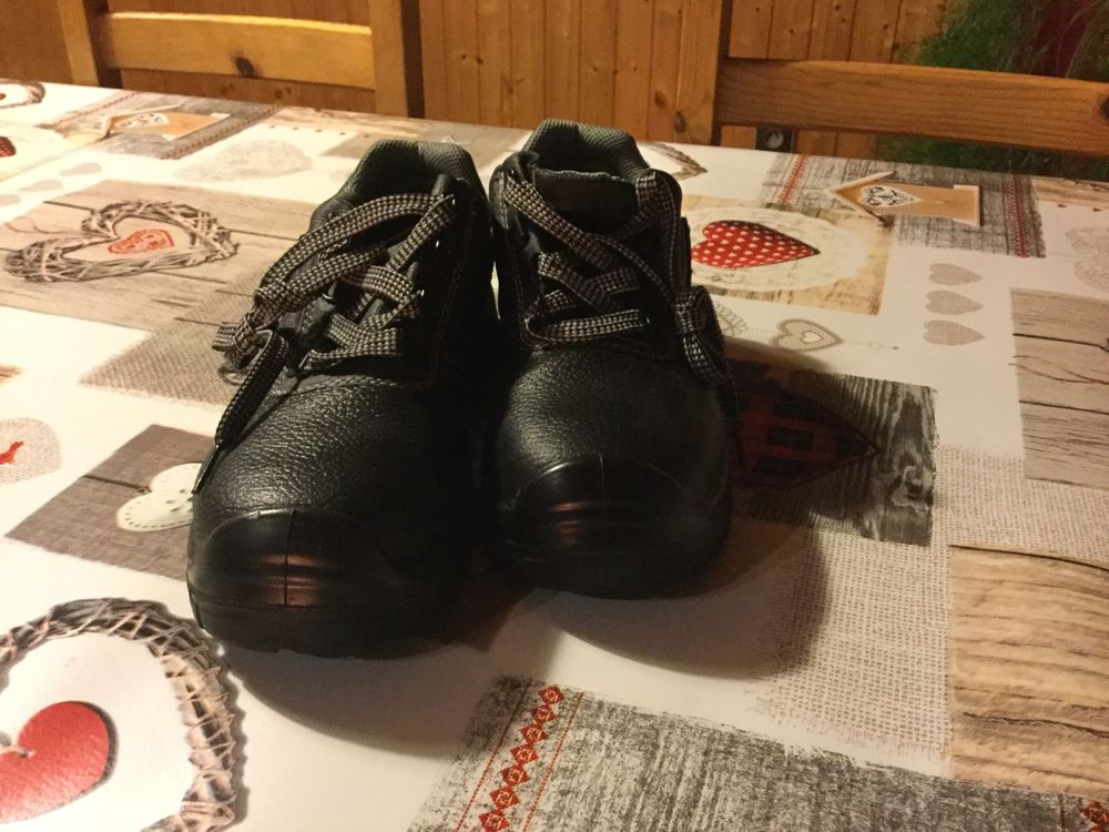 Une paire de chaussures de s&eacute;curit&eacute;. Chaussures