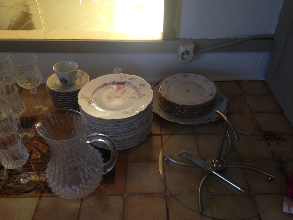 lot de verres et assiettes Cuisine