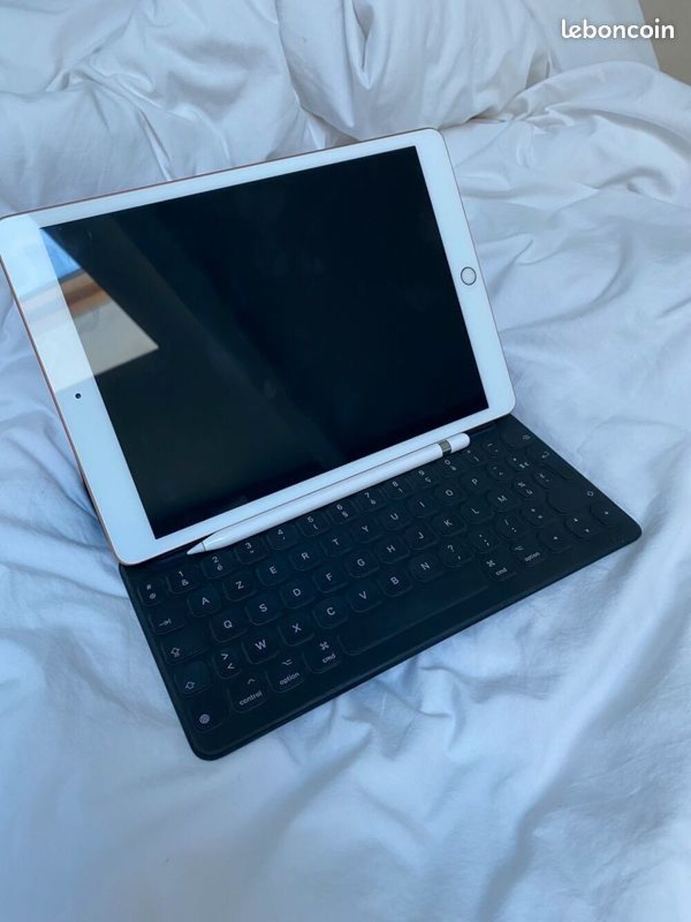 Ipad 7 + accessoires Téléphones et tablettes