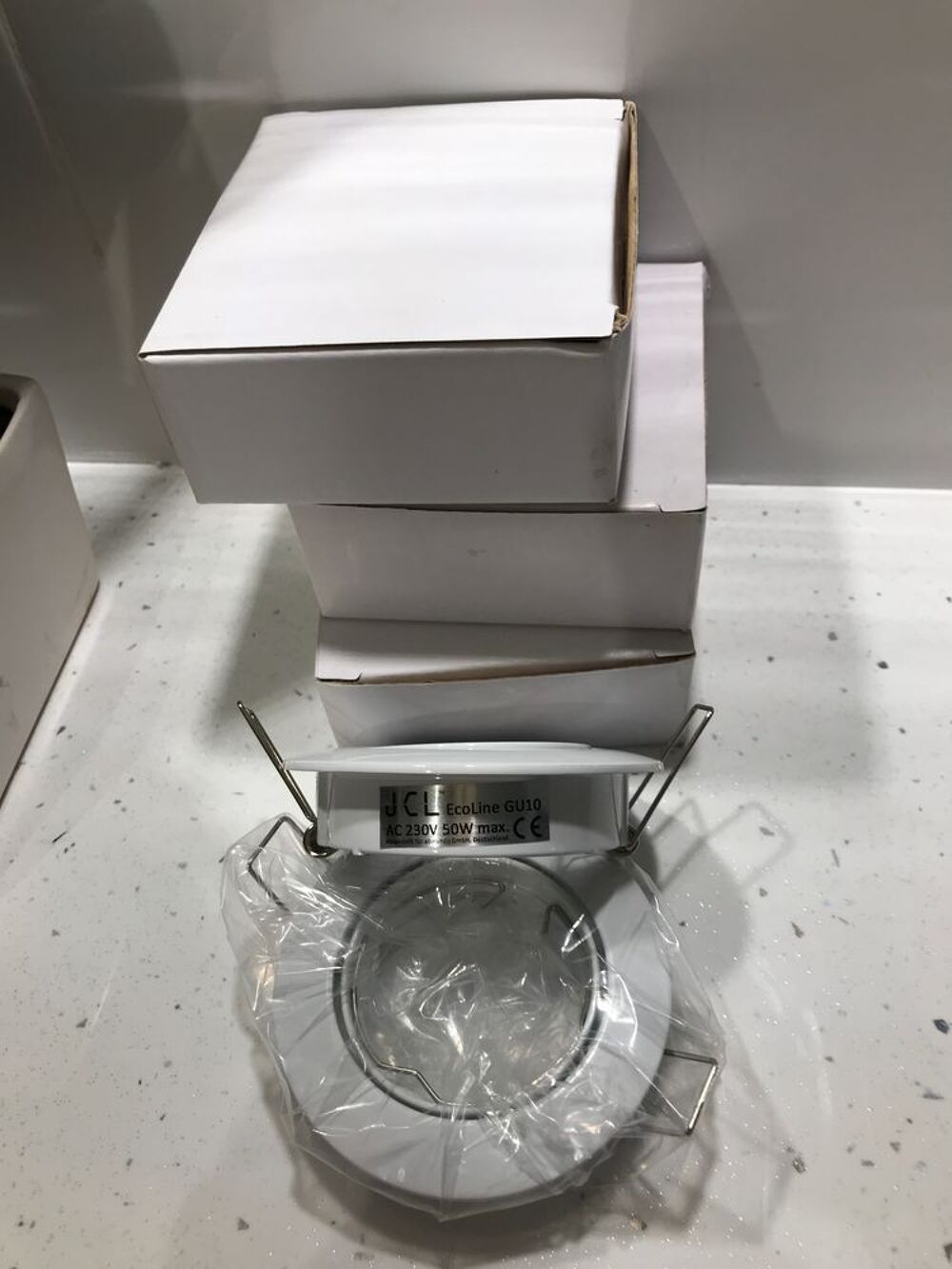 5 SPOTS NEUFS ORIENTABLES ET ENCASTRABLES NEUFS + DOUILLES Décoration