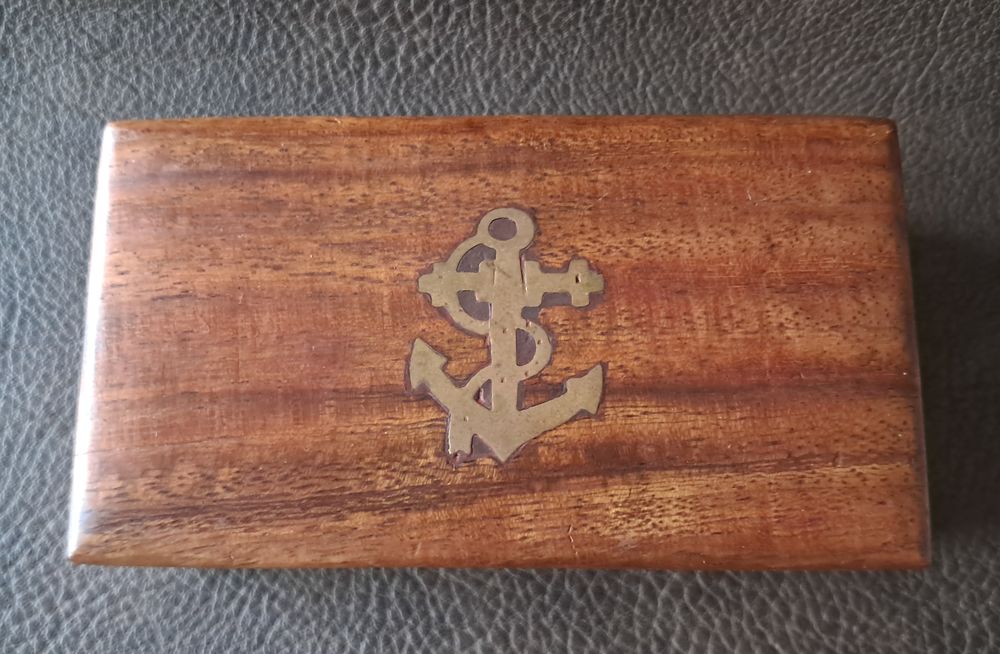 bo&icirc;te en bois avec ancre de marine en laiton incrust&eacute;e Décoration