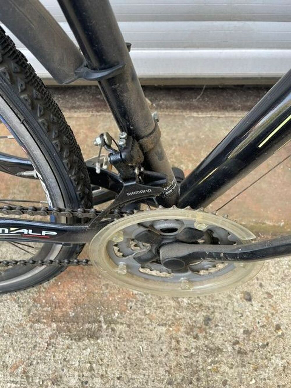 V&eacute;lo de ville noir avec suspension avant Vélos