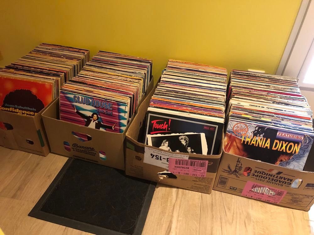 Lot de 2600 disques vinyles maxi 45 d'occasion . CD et vinyles