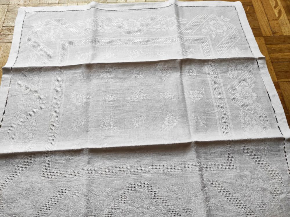 Tr&eacute;s beau service de table en damass&eacute; blanc Décoration