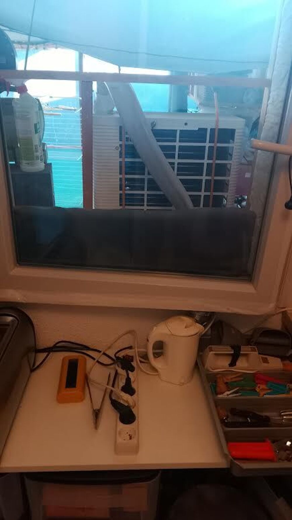 climatiseur mobile avec split et divers mobiliers
Meubles