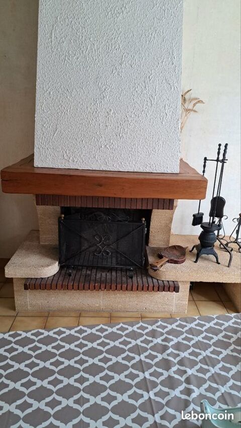 Cheminée en pierre habillage en bois avec accessoires TBE 350 Ailly-sur-Somme (80)