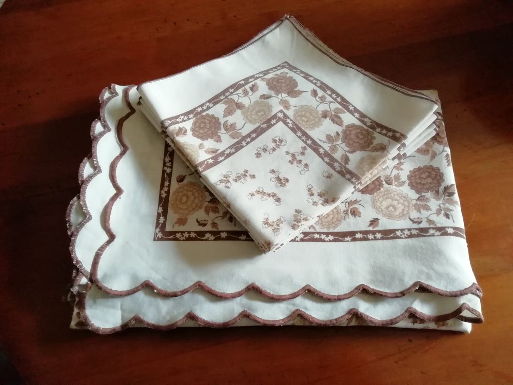 Grande nappe &agrave; fleurs marron clair + 8 serviettes Décoration