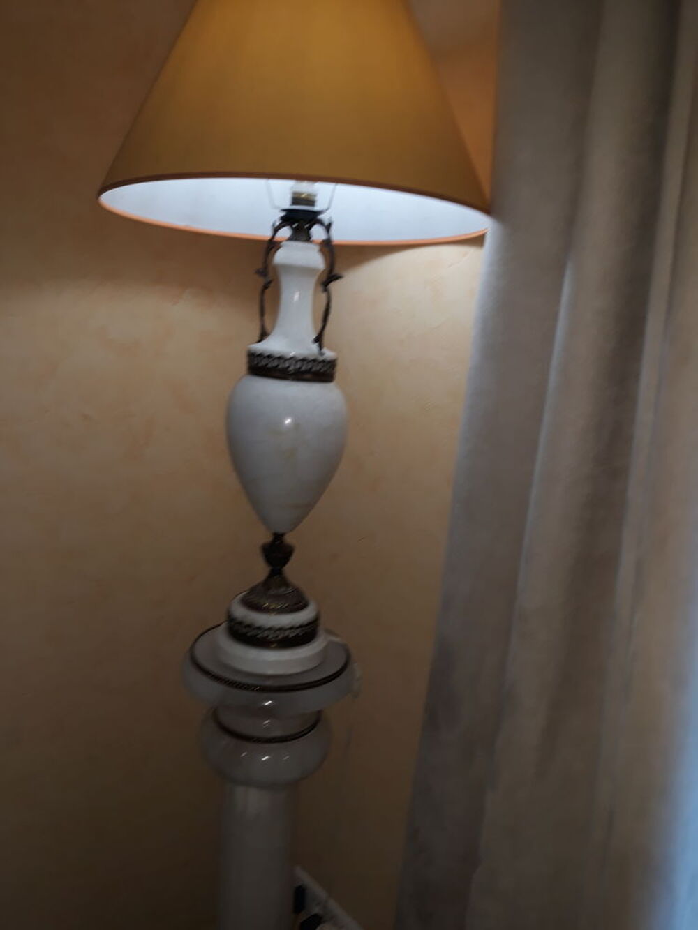 colonne et lampe alb&acirc;tre Décoration