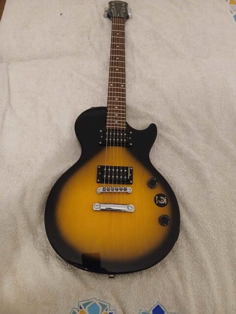 GUITARE ELECTRIQUE EPIPHONE SPECIAL MODEL GIBSON AVEC AMPLI PEAVEY BLASER 15watts 7.7v RMS 4 homs 40WATTS LE TOUT EN TRàˆS TRàˆS BON ETAT. 280 Saujon (17)