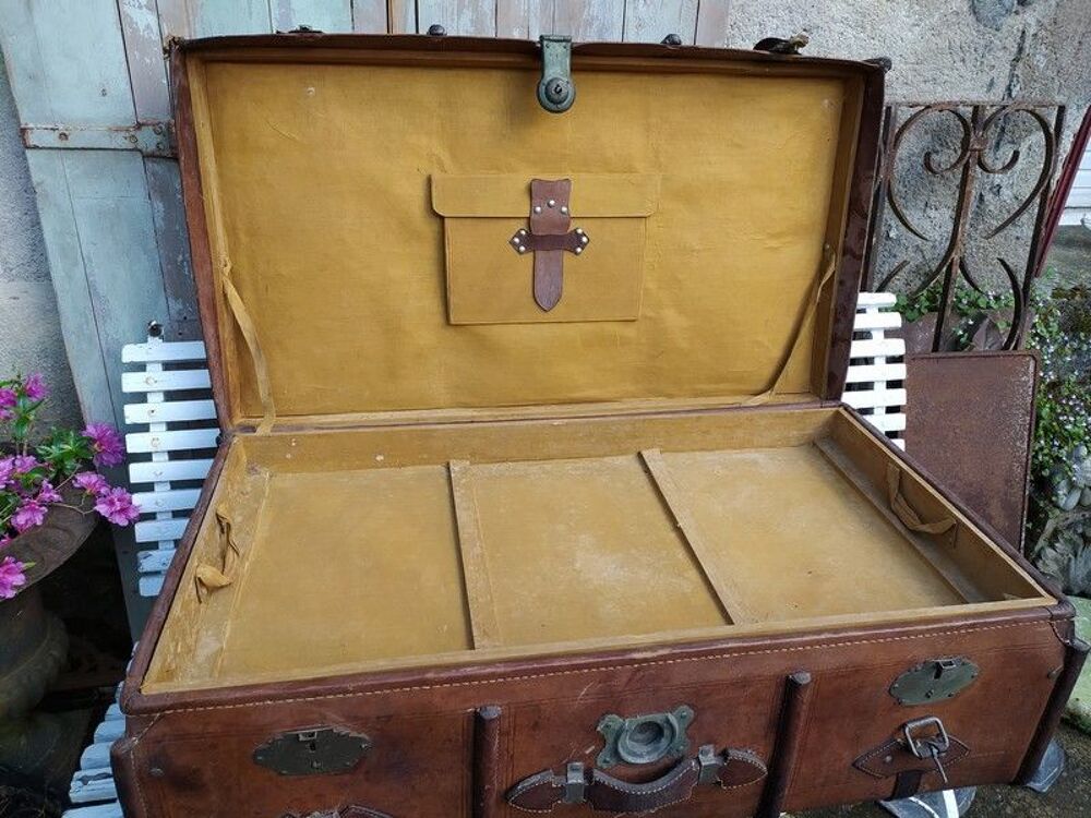 Ancienne Grande Valise en Cuir. Maroquinerie