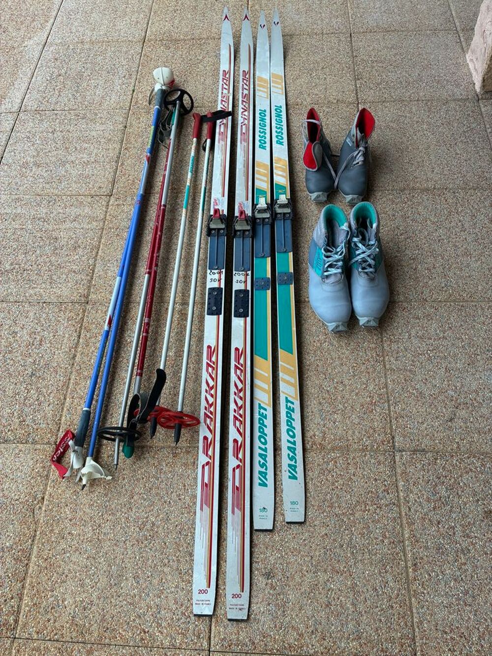 2x2 skis de fond +2 chaussures de ski et 4 battons de ski Sports