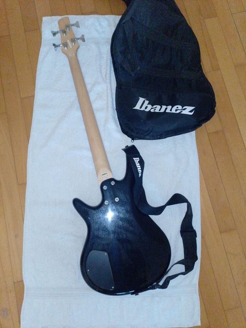 Basse Ibanez soundgear + housse ampli gr&eacute;sille bsa 10 Instruments de musique