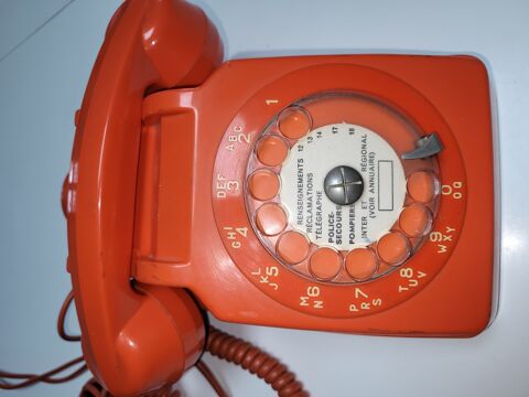Téléphone de collection couleur orange  85 Rambouillet (78)