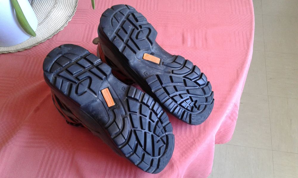 Chaussures de randonn&eacute;e taille 41. Chaussures