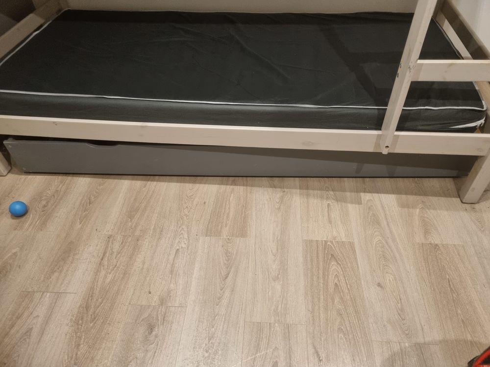 Lit superpos&eacute; bois clair avec matelas Meubles