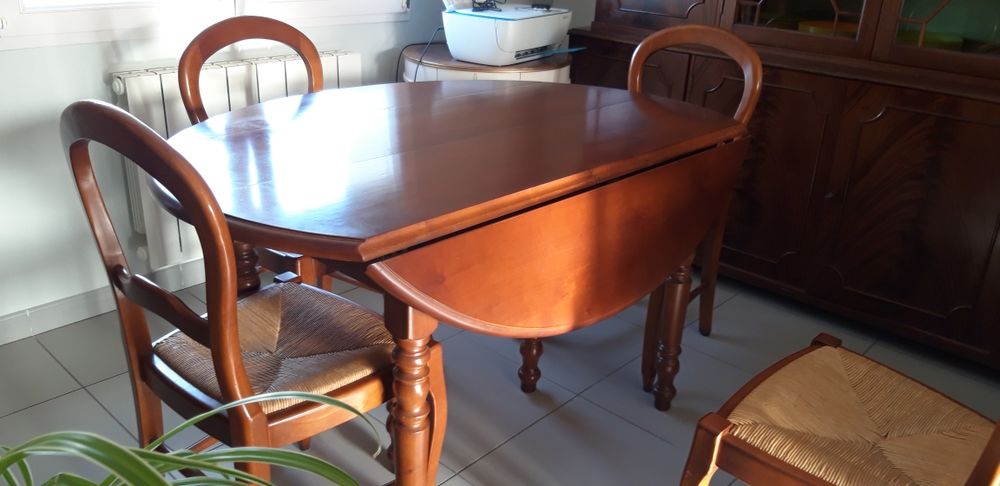 table ovale bois massif, couleurs acajou extensible jusqu &agrave; 10 couverts. dimensions ferm&eacute;es 110&times;130 , ainsi que 4 rallonges pour dimensions totale ouverte 230 cm. Et quatre chaises assises pailles. Cause de demena-gement Meubles