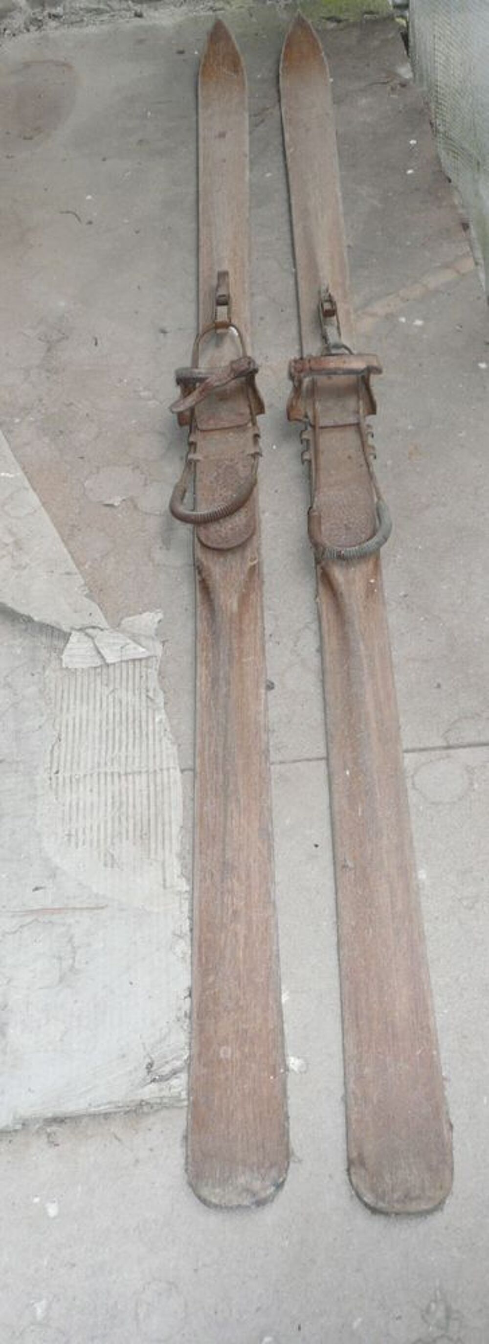 PAIRE DE SKIS anciens en bois 