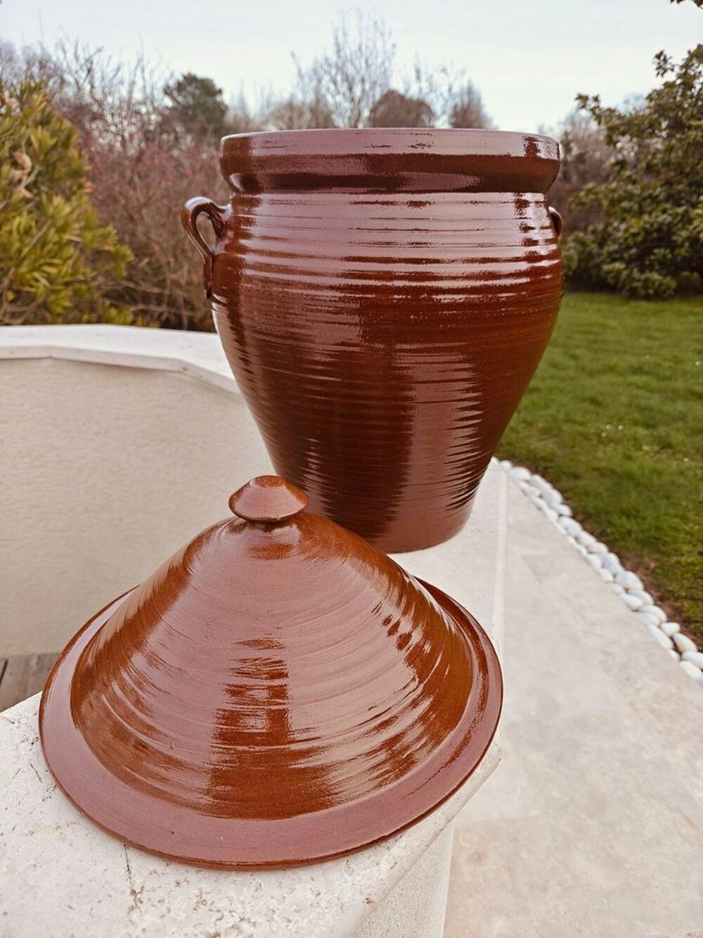 Grande jarre en terre cuite verniss&eacute;e cognac, avec couvercle Décoration