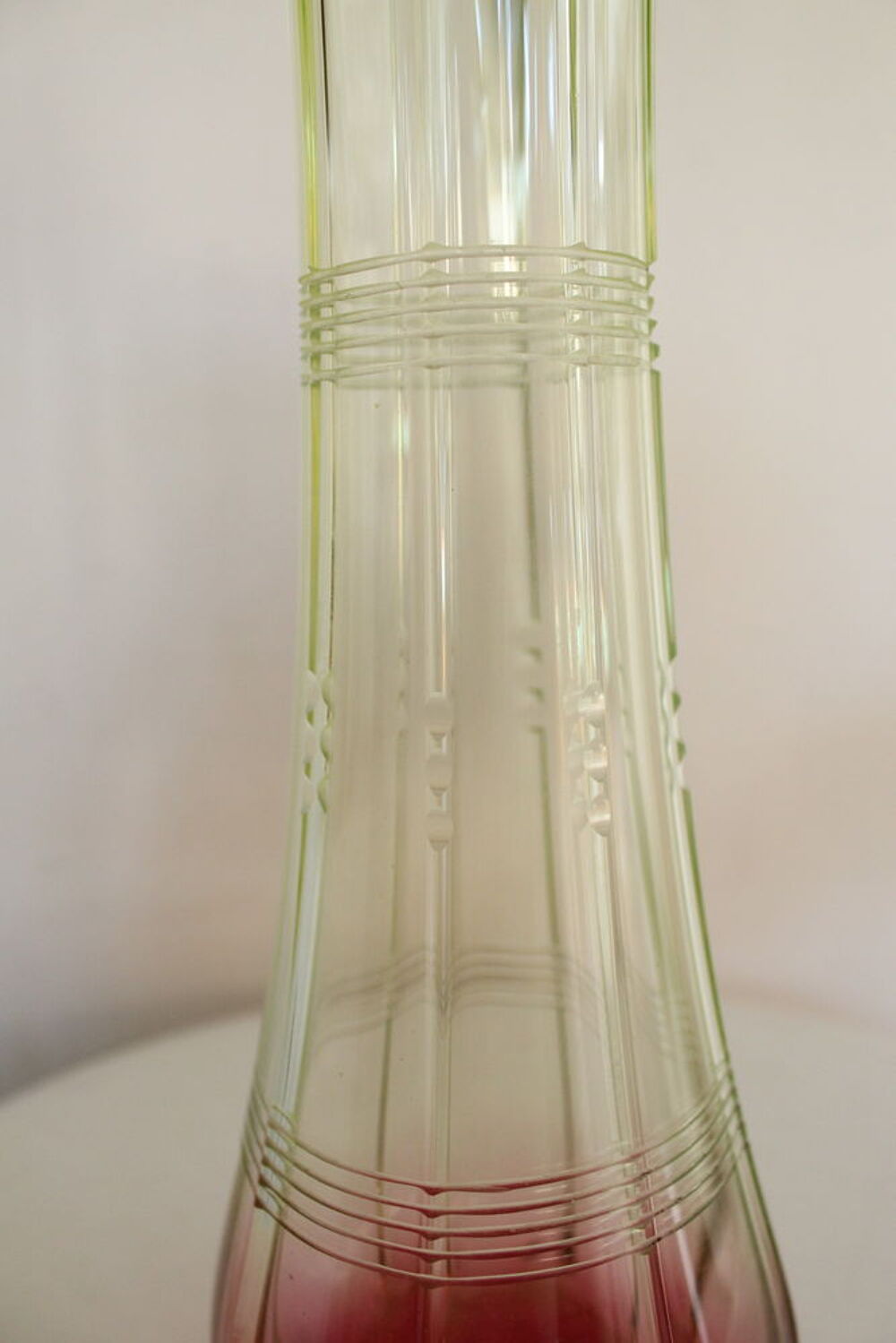 Vase grav&eacute; et bicolore en ouraline, uranium glass Décoration