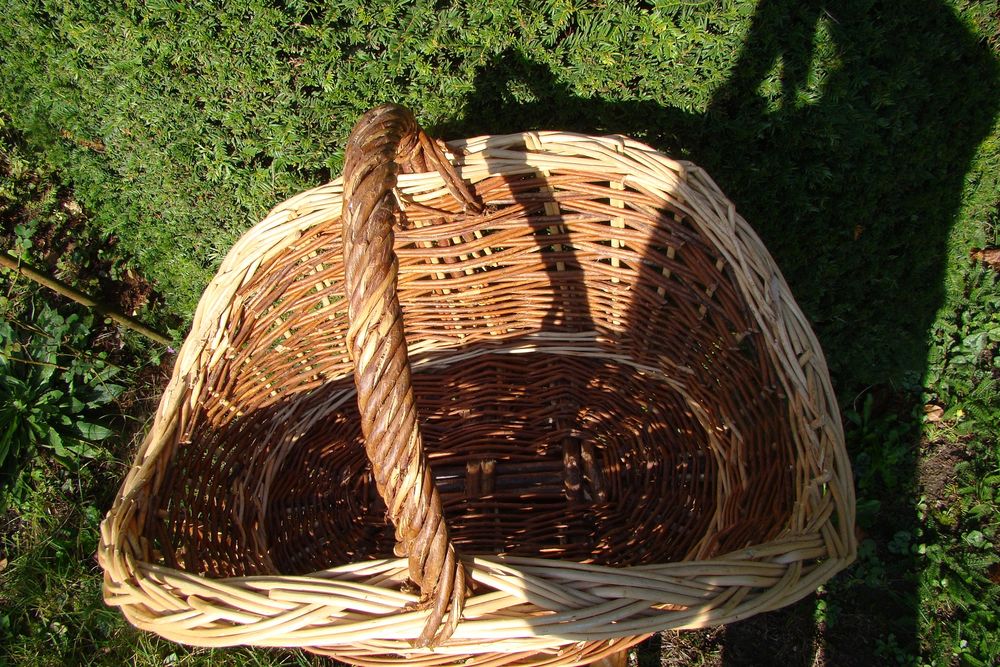 Tr&egrave;s grand panier &eacute;vas&eacute; en osier vintage Décoration