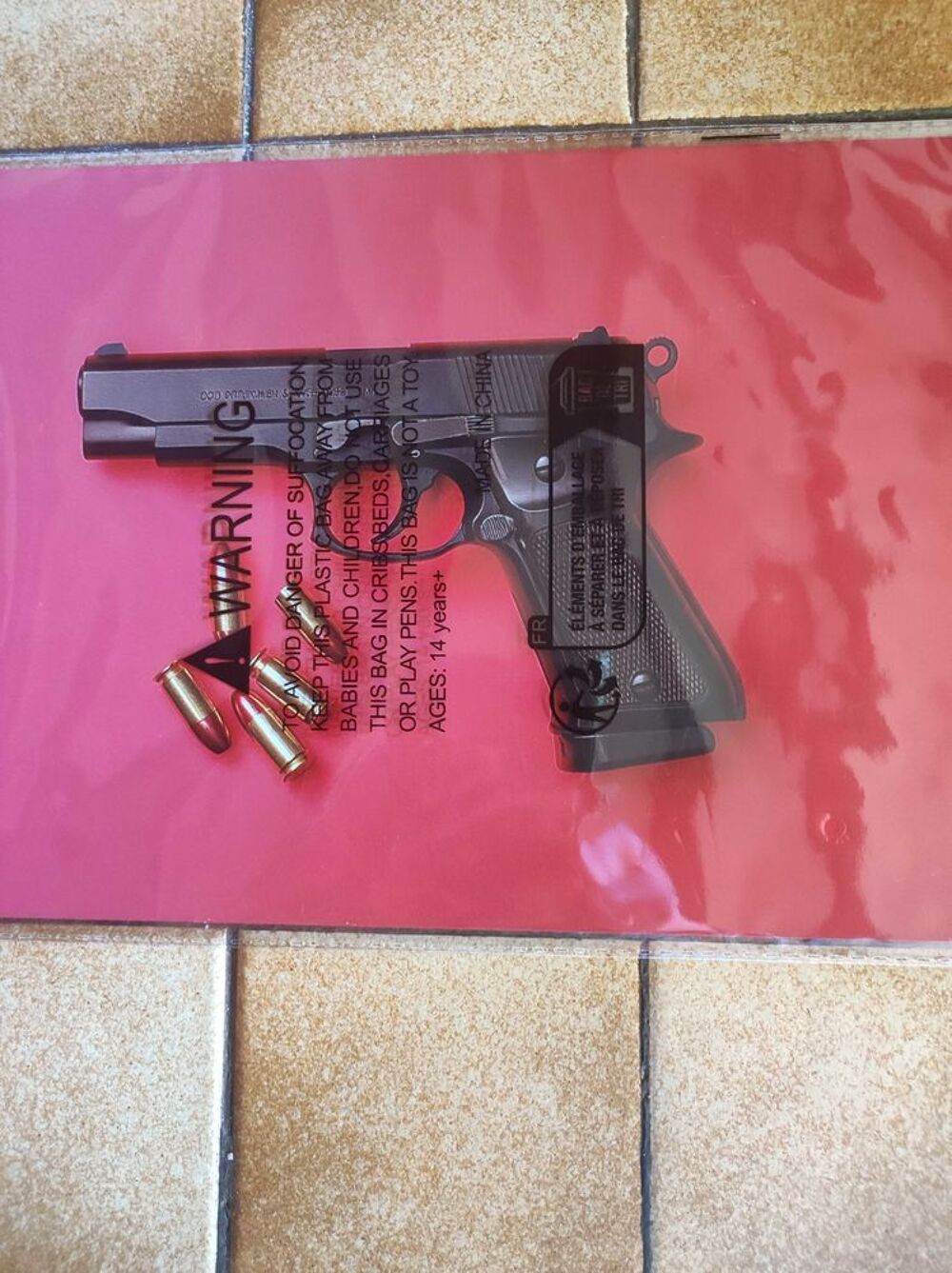 plaque en aluminium pour d&eacute;coration pistolet neuf dimensions 30 cm sur 20 cm et surtout tr&egrave;s belle 