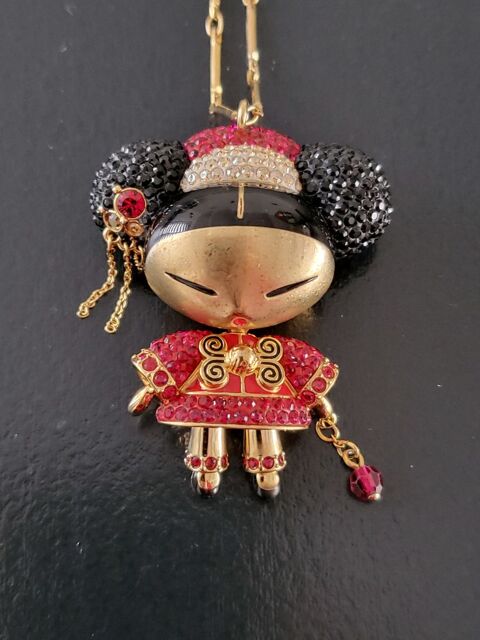 Collier avec pendentif susan ann�e 2012 de chez swarovski 
120 Irigny (69)