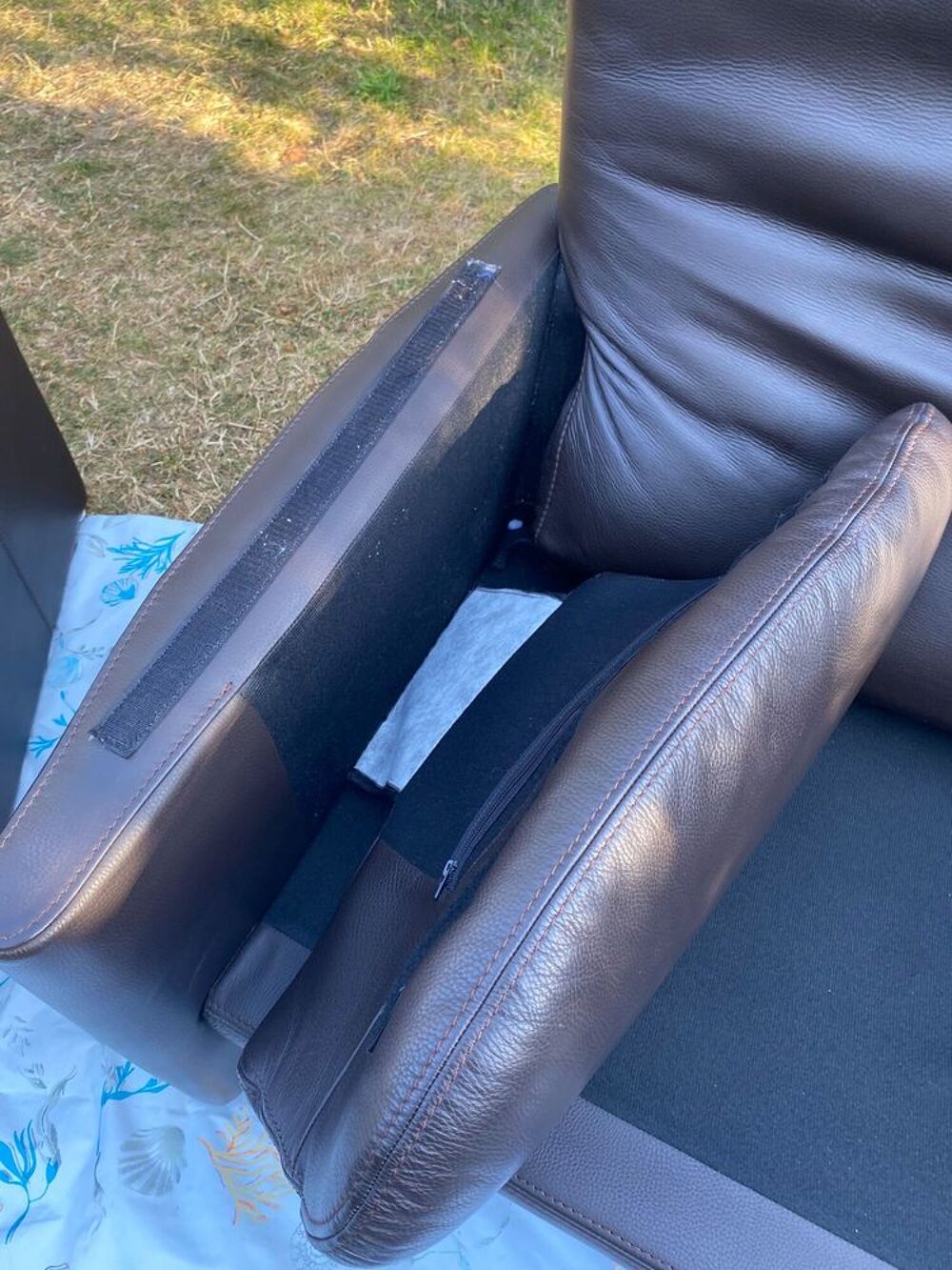 CANAPE : 2 banquettes et un pouf tr&egrave;s confortables, en cuir. Meubles