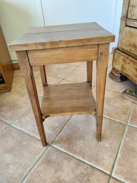 Petite table Saint-Quentin-la-Poterie (30)