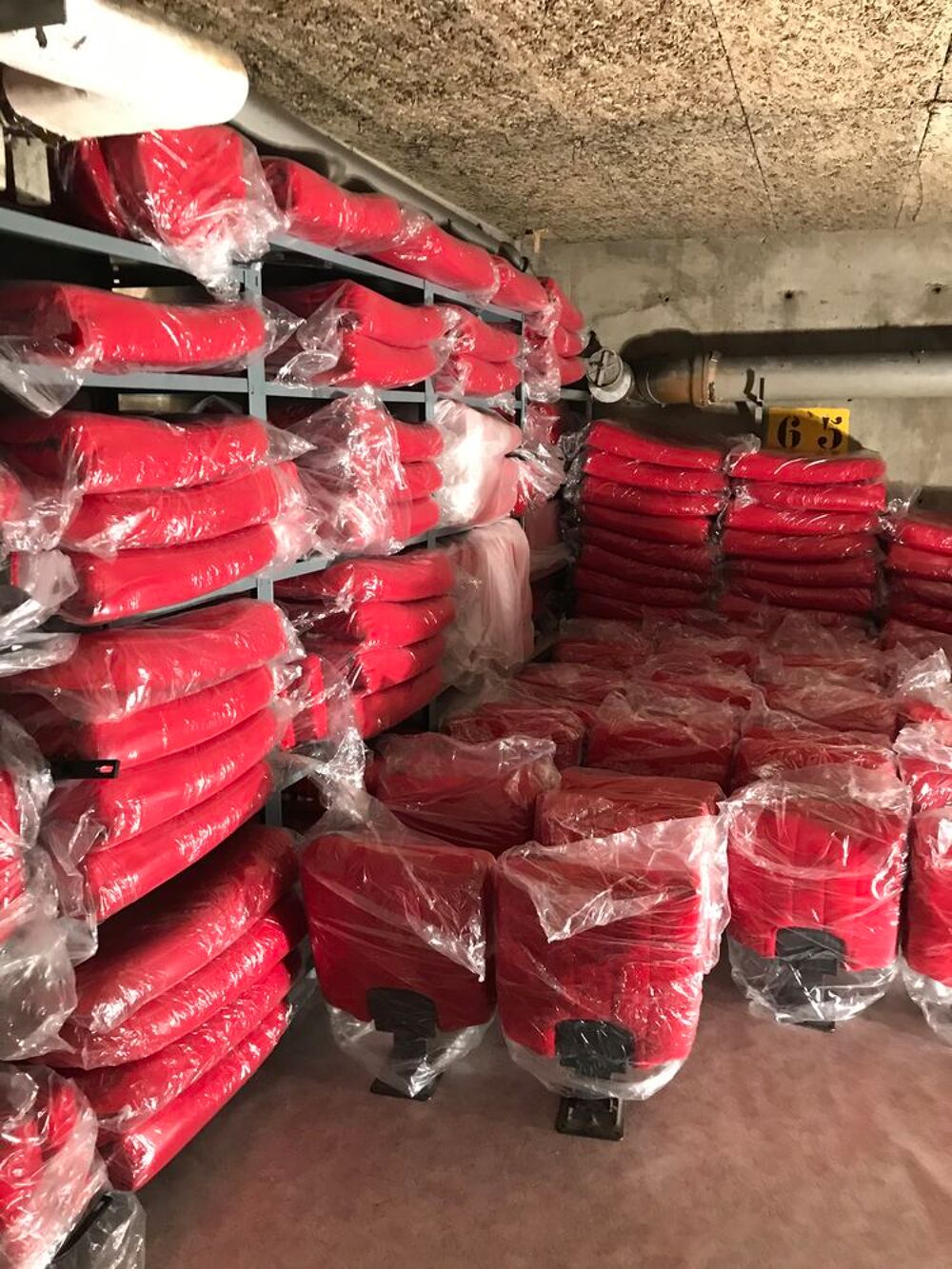 Lot de 80 fauteuils rouges de th&eacute;&acirc;tre / cin&eacute;ma
Meubles