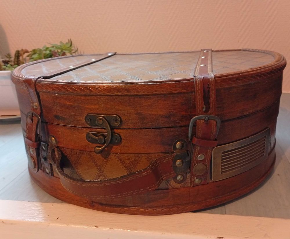 Tourne Disque, plus lecteur USB, Plus 2 baffles sur les c&ocirc;t&eacute;s, le tout dans tr&egrave;s belle valise en bois, &eacute;lectrique avec secteur 12v tr&egrave;s bon &eacute;tat 