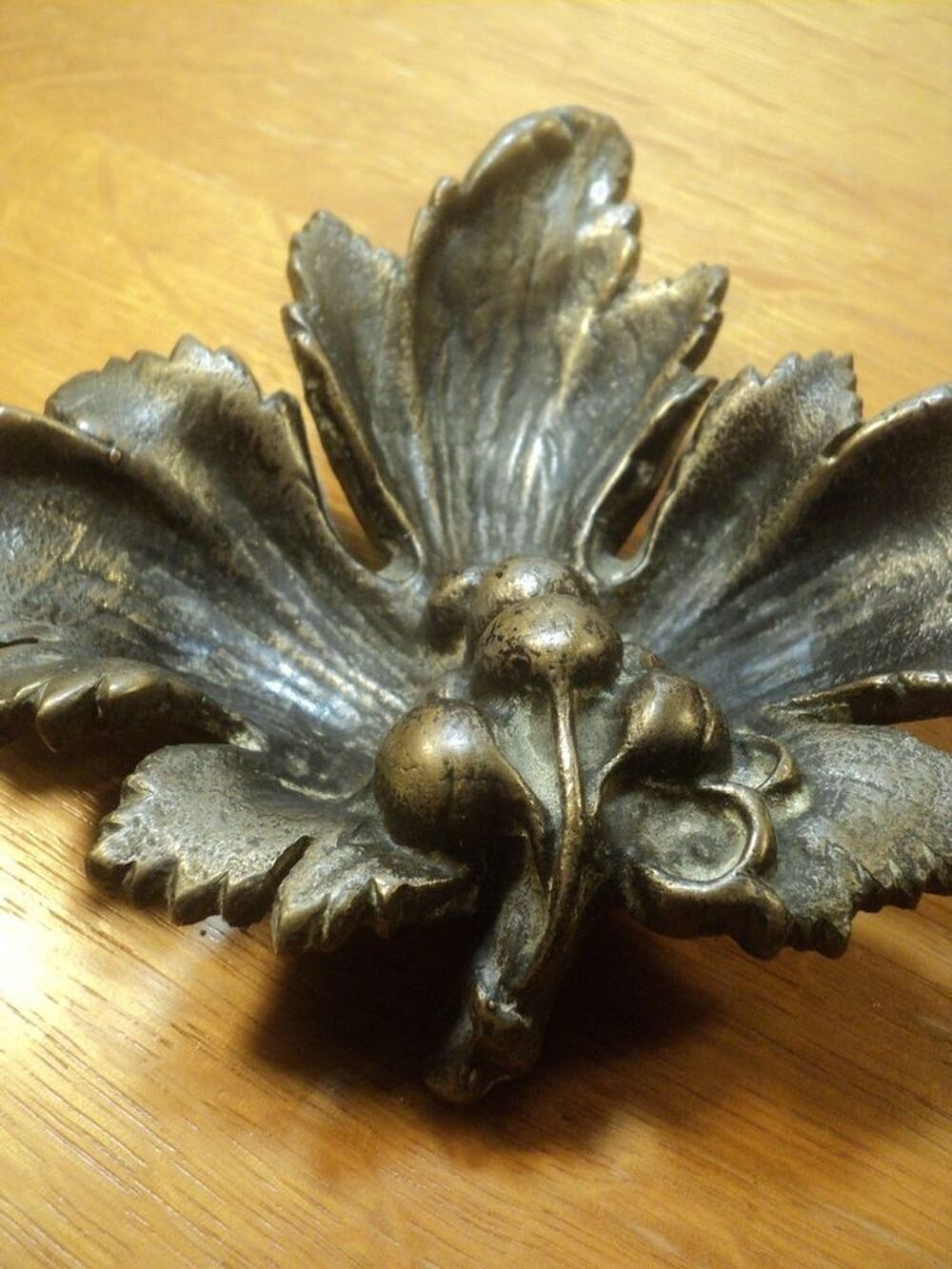 Ancien Cendrier en Bronze Feuille de Vigne Raisin. Décoration