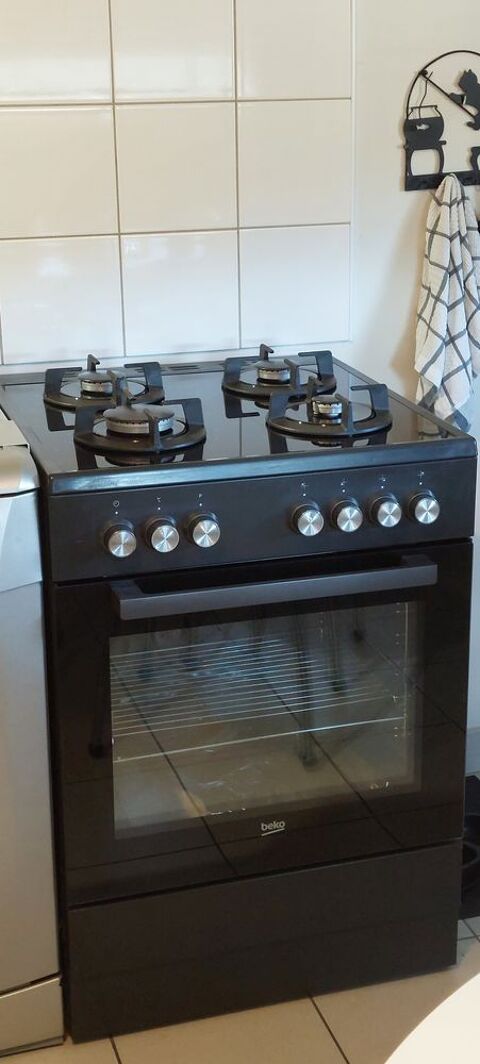 Cuisinire gaz Beko noire 270 Galan (65)