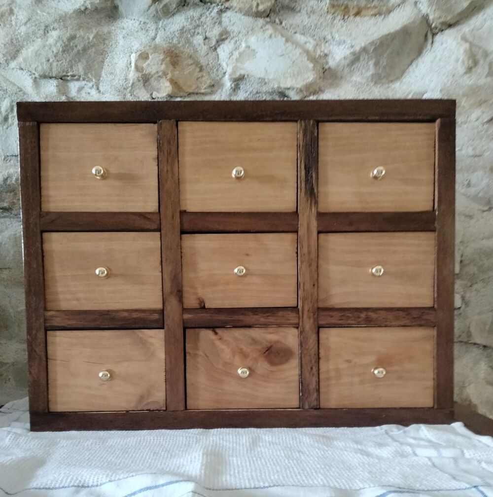 Meuble de rangement. Meubles