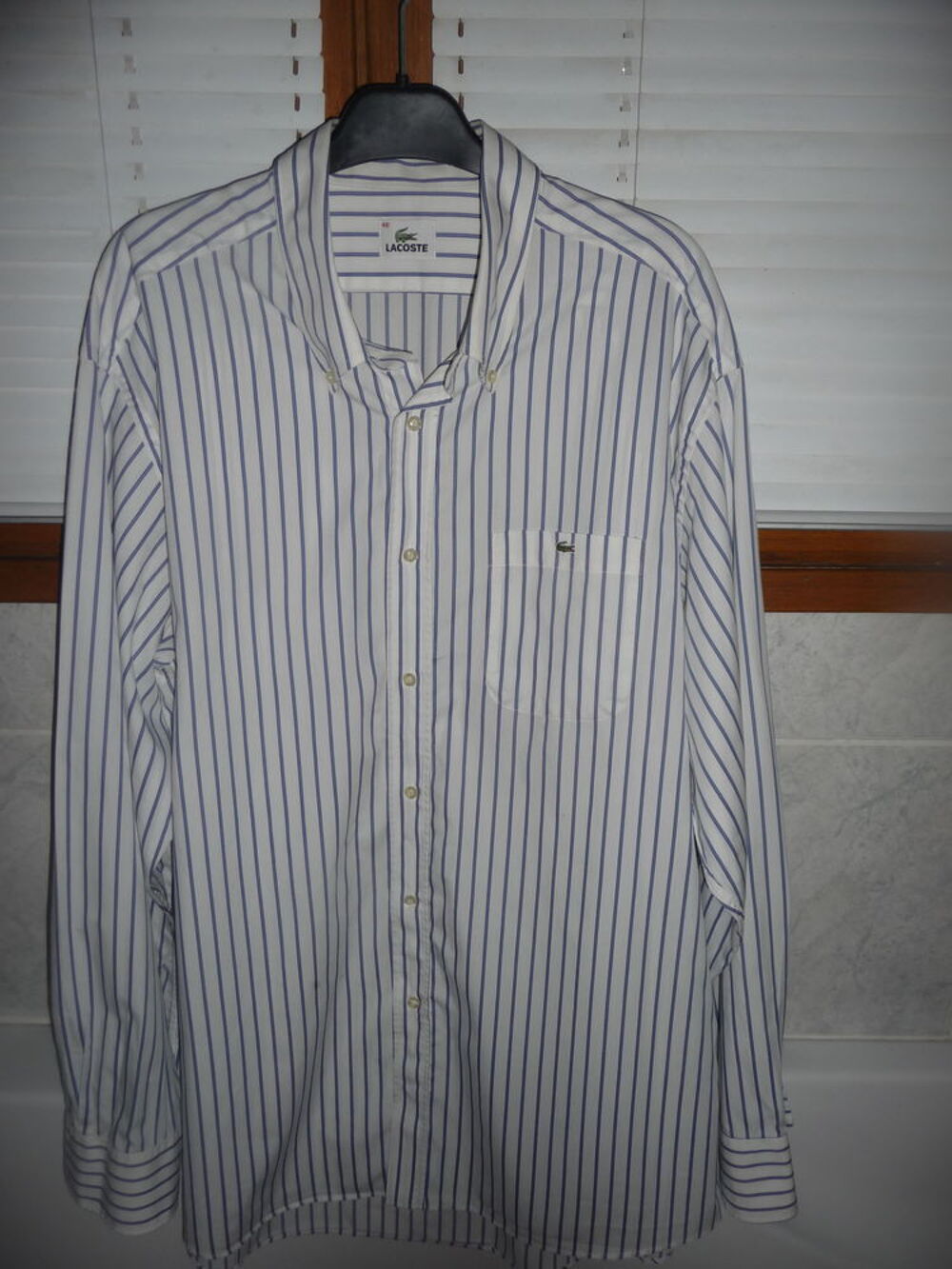 Chemise LACOSTE blanche ray&eacute;e bleu taille 46 Vêtements